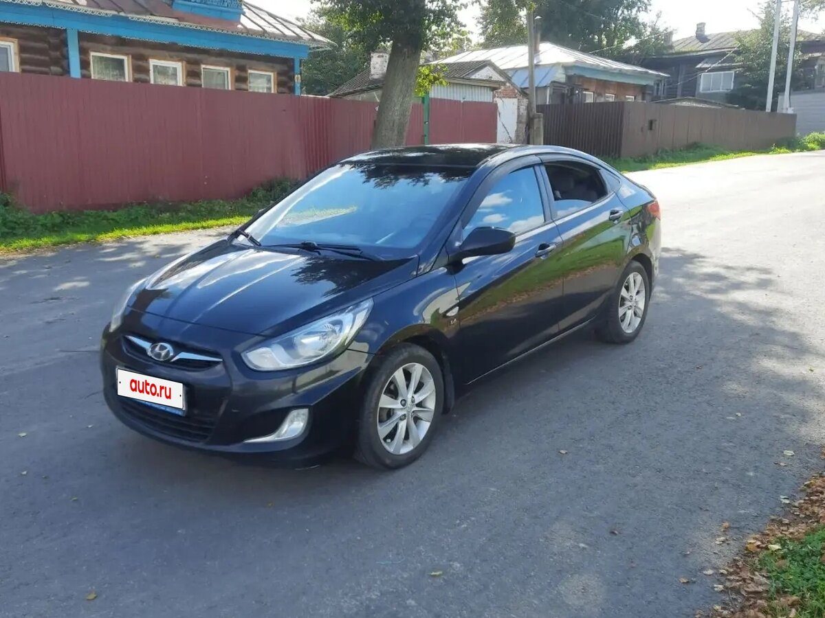Hyundai Solaris первого поколения 2013 года, вид спереди три четверти