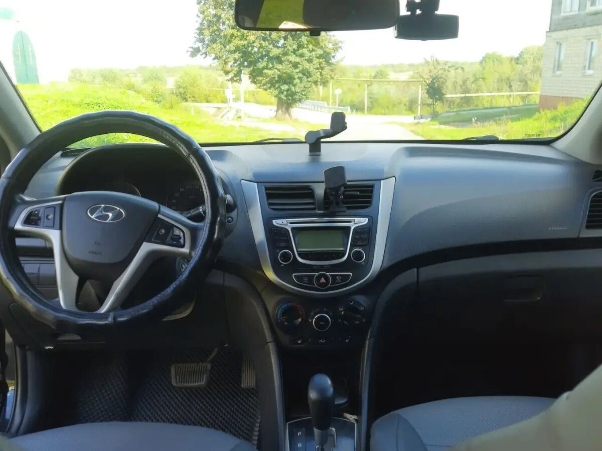 Салон Hyundai Solaris первого поколения: руль и торпедо