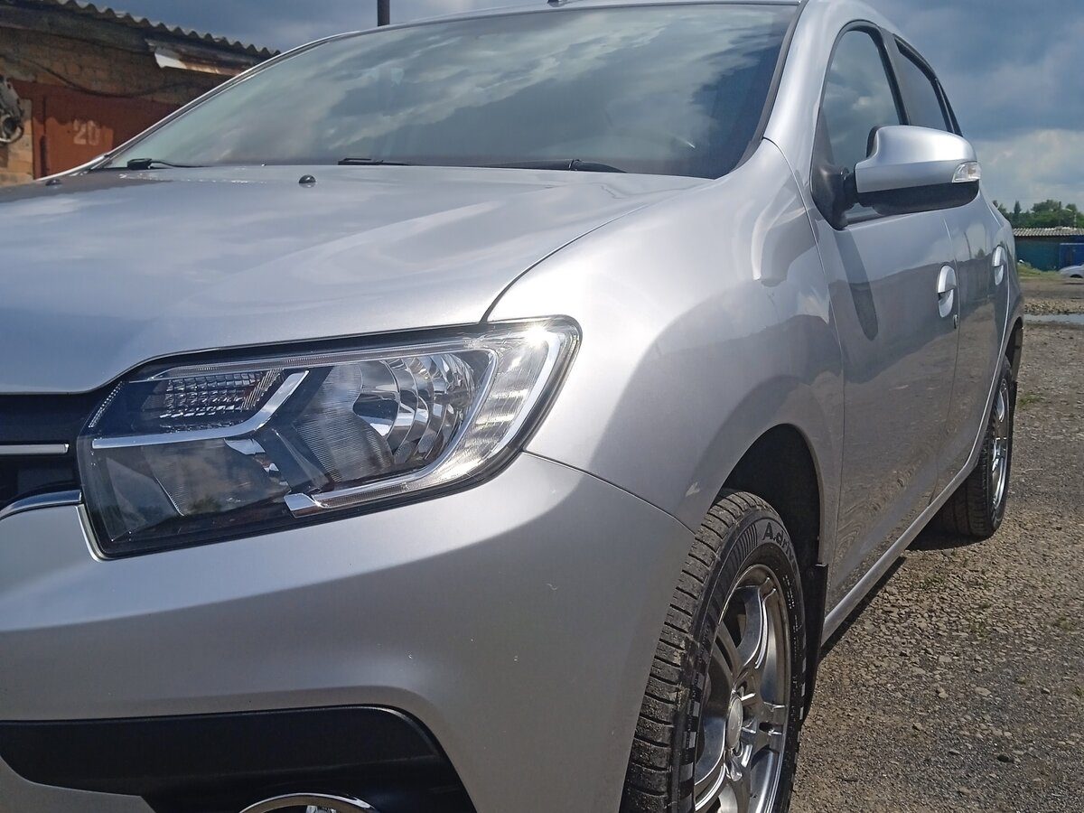 Renault Logan, крупный план передней фары и крыла