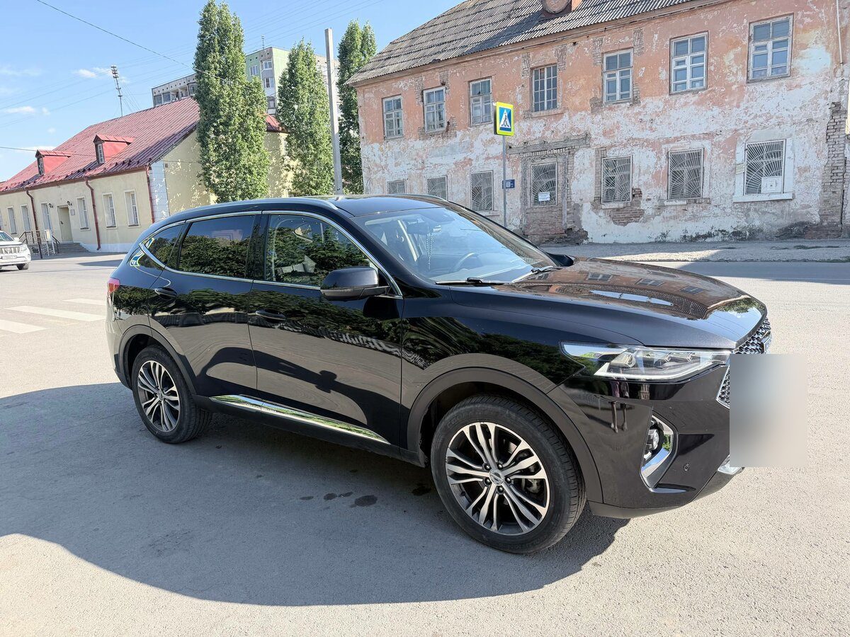 Haval F7 2021 года, вид спереди три четверти