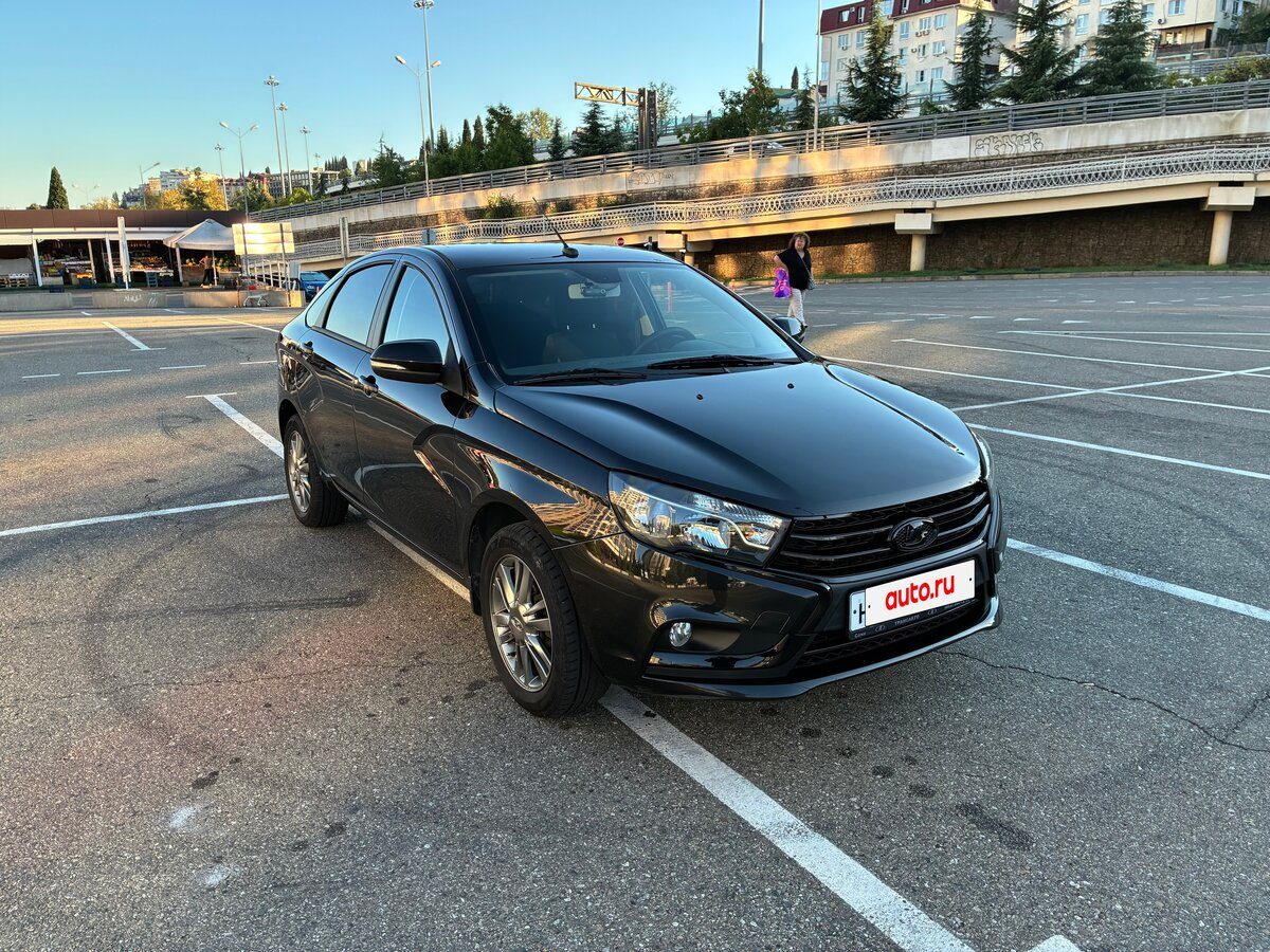 Lada Vesta седан 2016 года, вид спереди три четверти