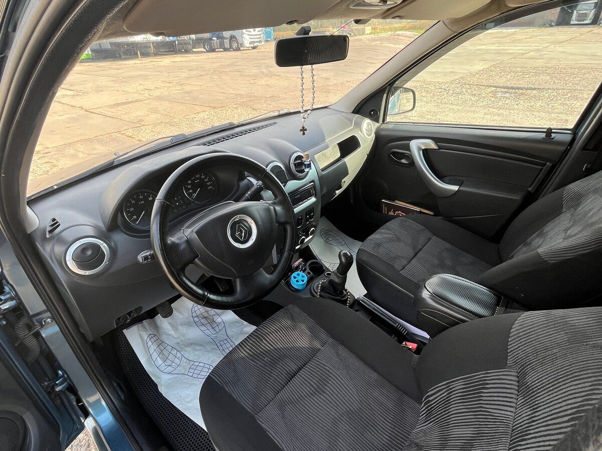 Салон Renault Logan, вид на передние сиденья и коврики