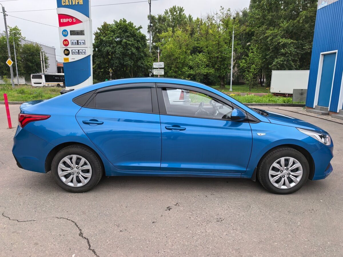 Hyundai Solaris, вид сбоку: линия кузова и зазоры