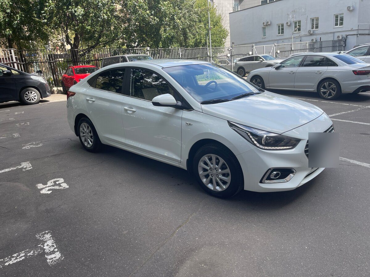 Hyundai Solaris белого цвета, вид спереди справа