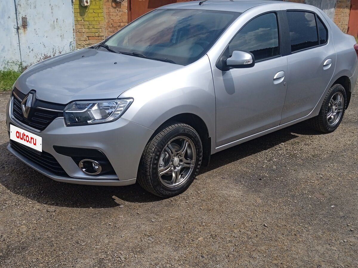 Renault Logan, вид спереди слева