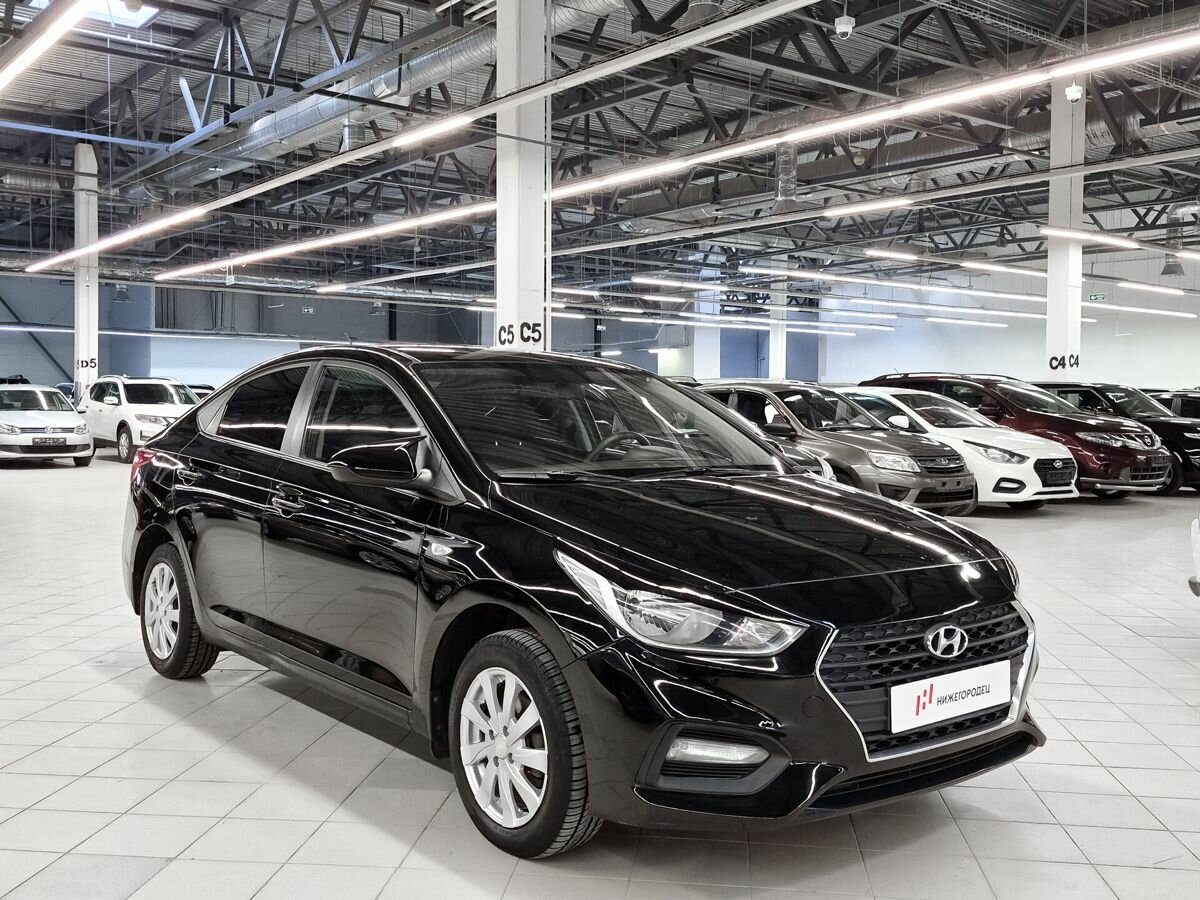 Hyundai Solaris чёрного цвета, вид спереди справа