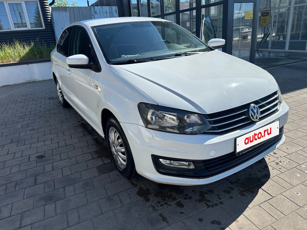 Volkswagen Polo седан 2015 года, вид спереди три четверти