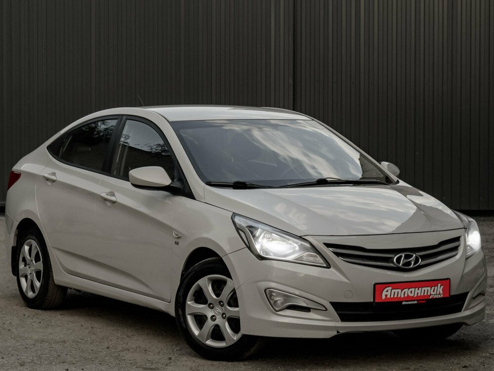 Hyundai Solaris первого поколения 2015 года, вид спереди три четверти