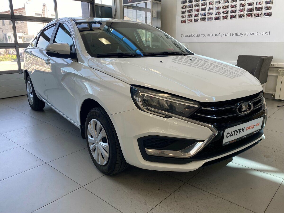 Lada Vesta седан 2023 года, вид спереди три четверти